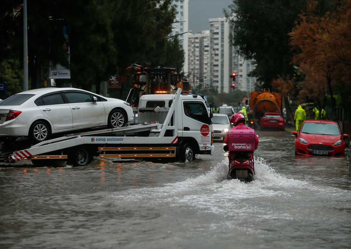 İzmir'de sağanak ve lodos etkili oldu