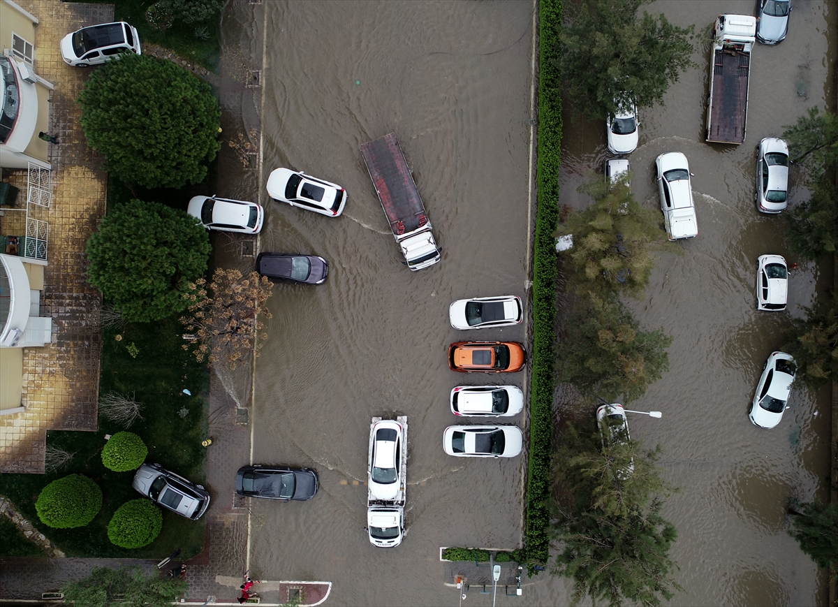 İzmir'de sağanak ve lodos etkili oldu