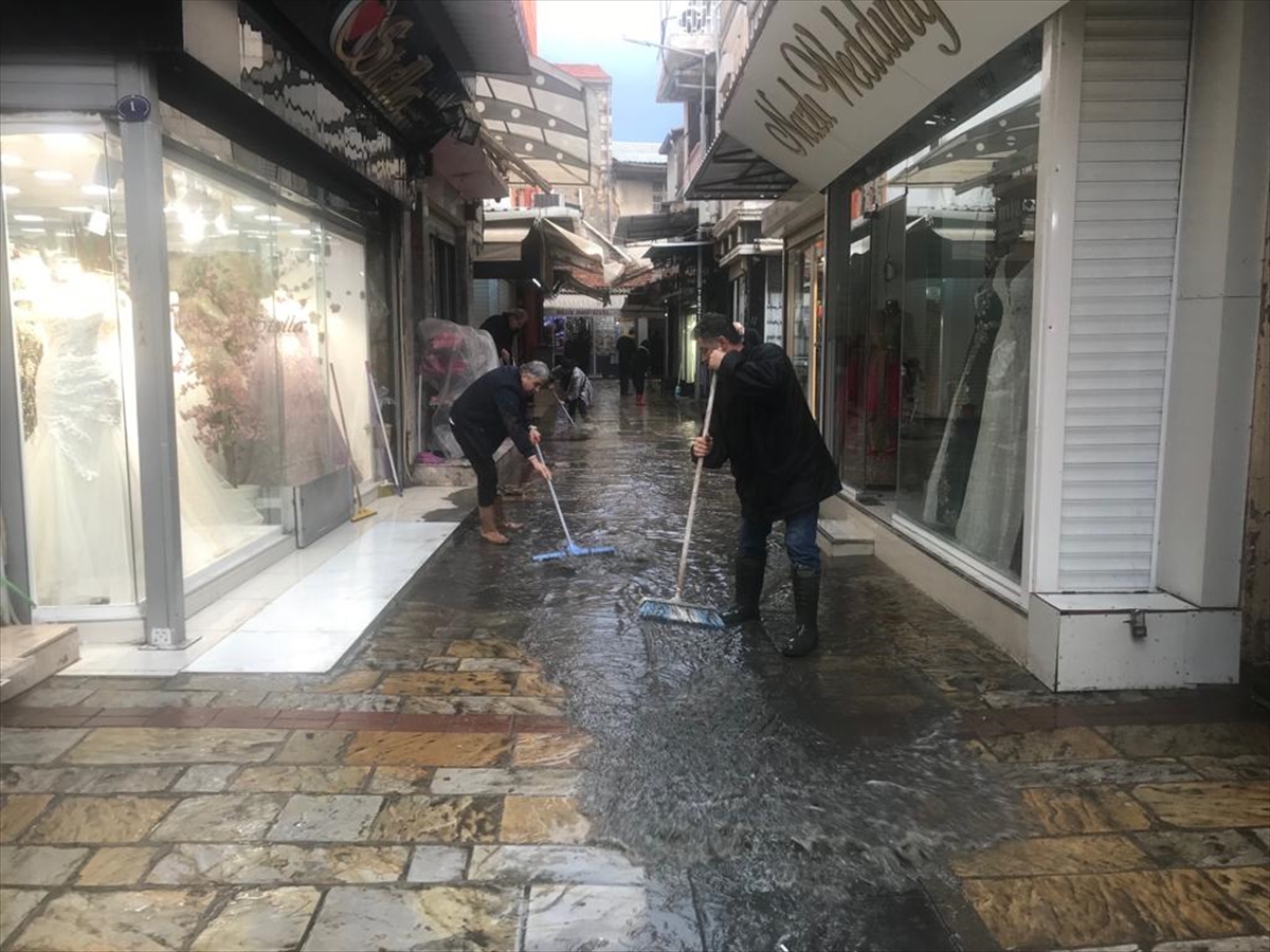 Kemeraltı Çarşısı'nı su bastı