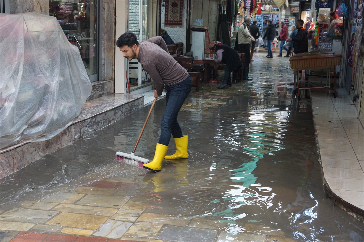 Kemeraltı Çarşısı'nı su bastı