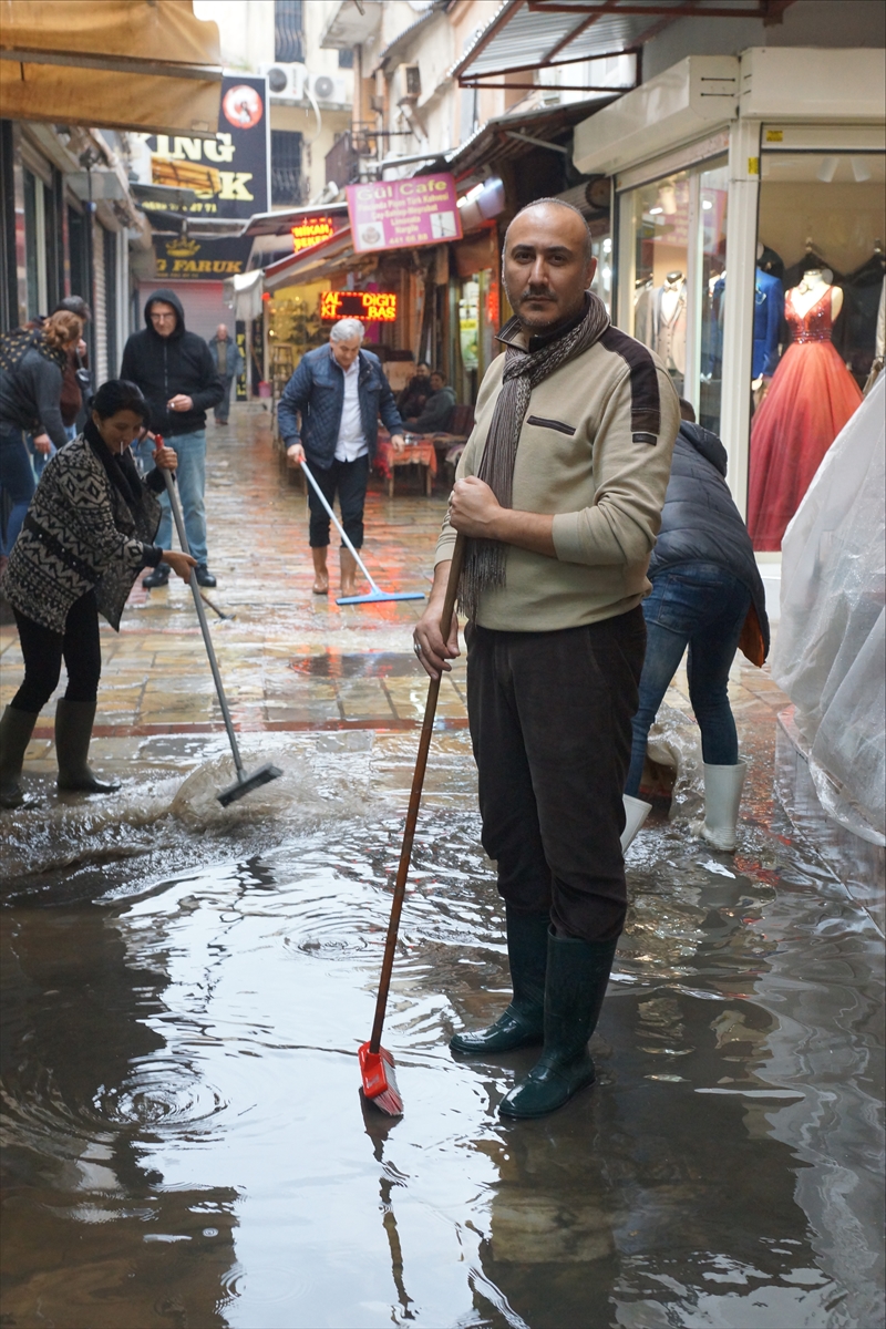Kemeraltı Çarşısı'nı su bastı