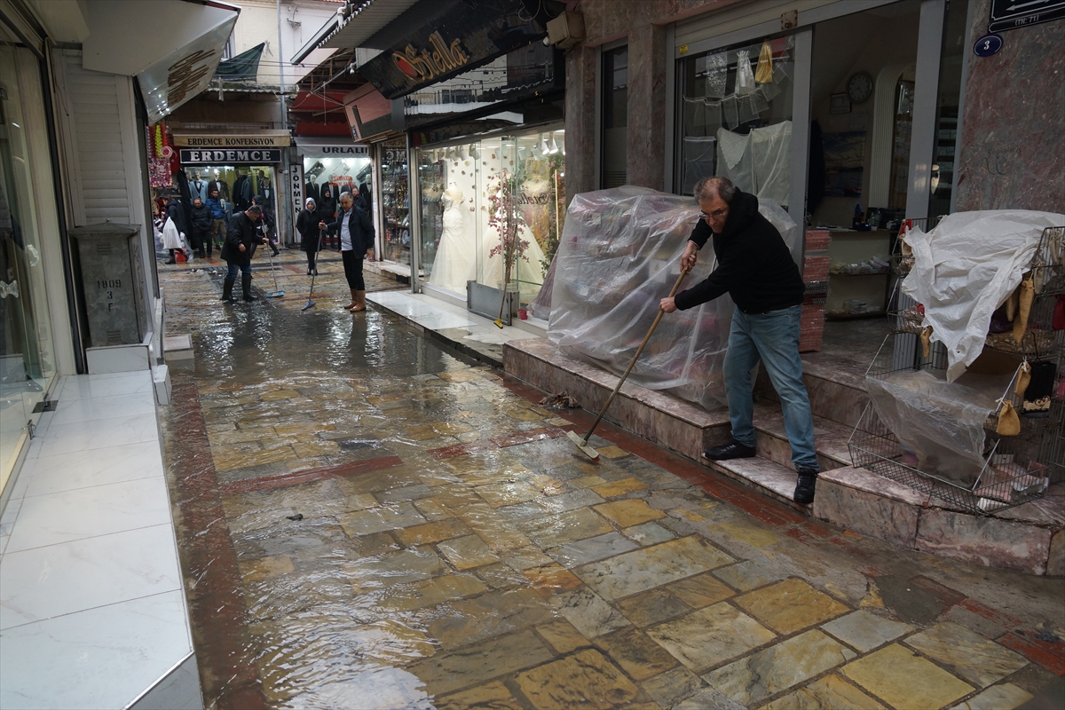 Kemeraltı Çarşısı'nı su bastı