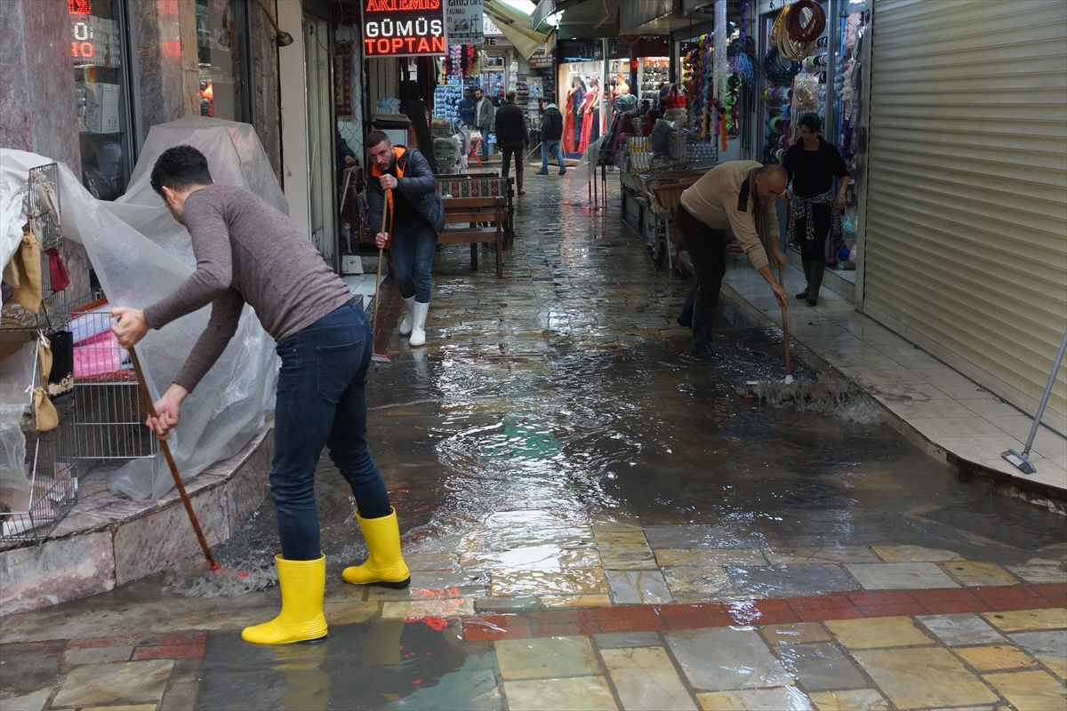 Kemeraltı Çarşısı'nı su bastı