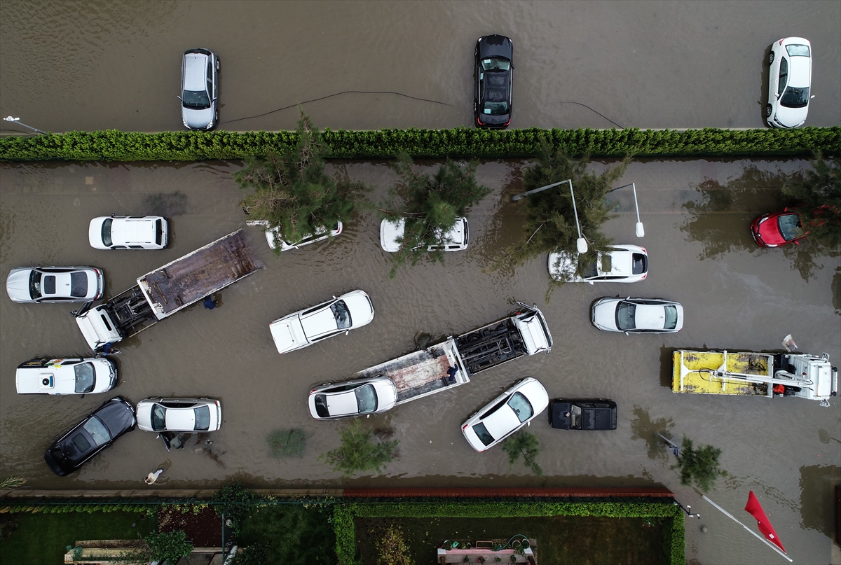İzmir'de sağanak ve lodos etkili oldu