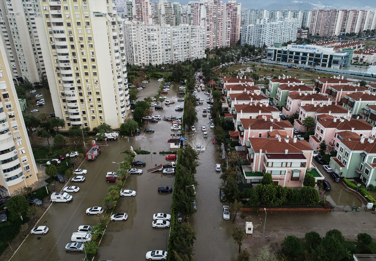 İzmir'de sağanak ve lodos etkili oldu