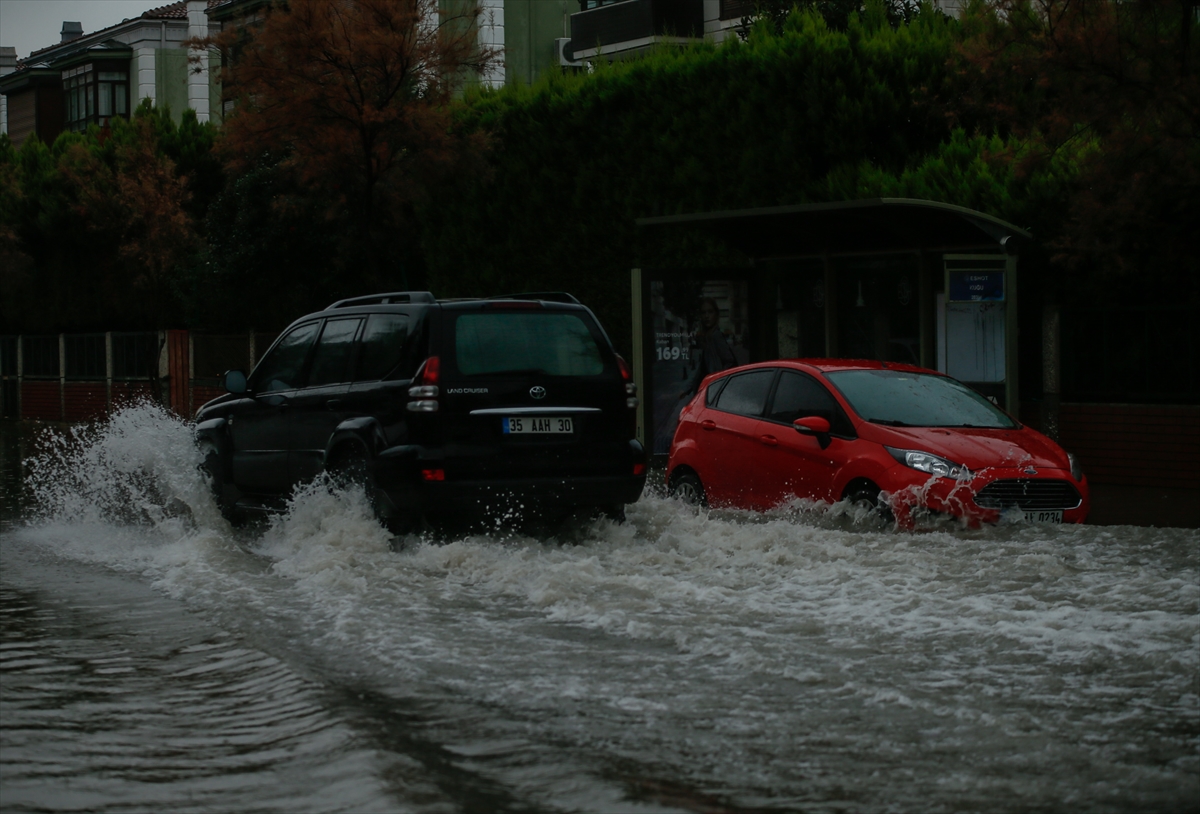 İzmir'de sağanak ve lodos etkili oldu
