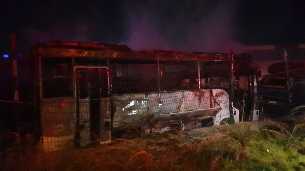 İzmir'de servis bakım alanı yandı