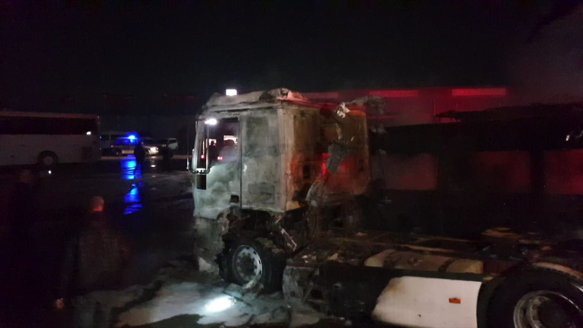 İzmir'de servis bakım alanı yandı