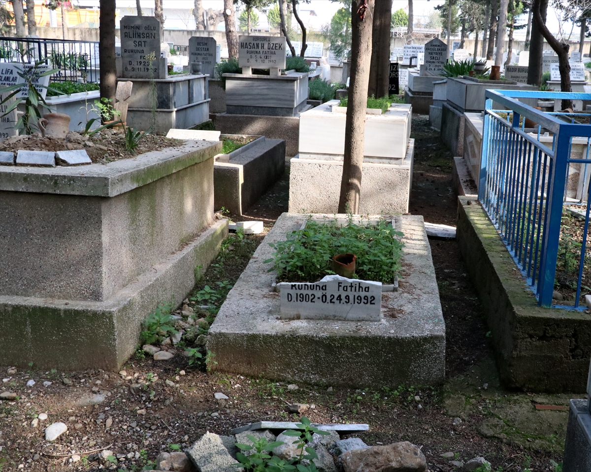 İzmir'de mezarlığa çirkin saldırı