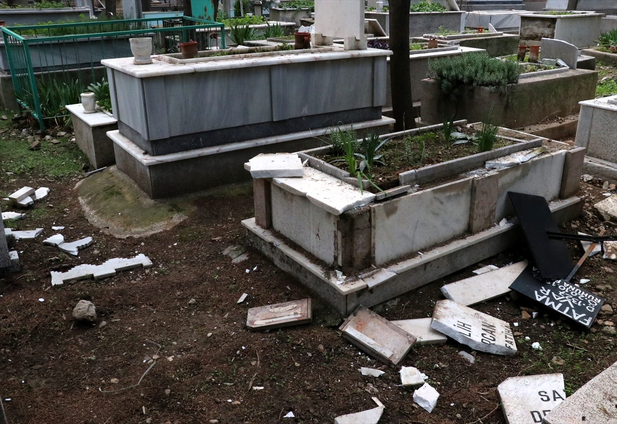 İzmir'de mezarlığa çirkin saldırı