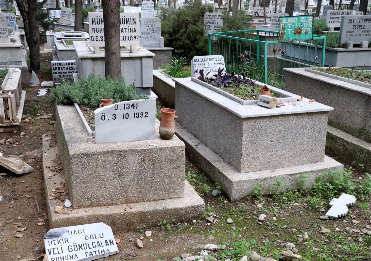 İzmir'de mezarlığa çirkin saldırı