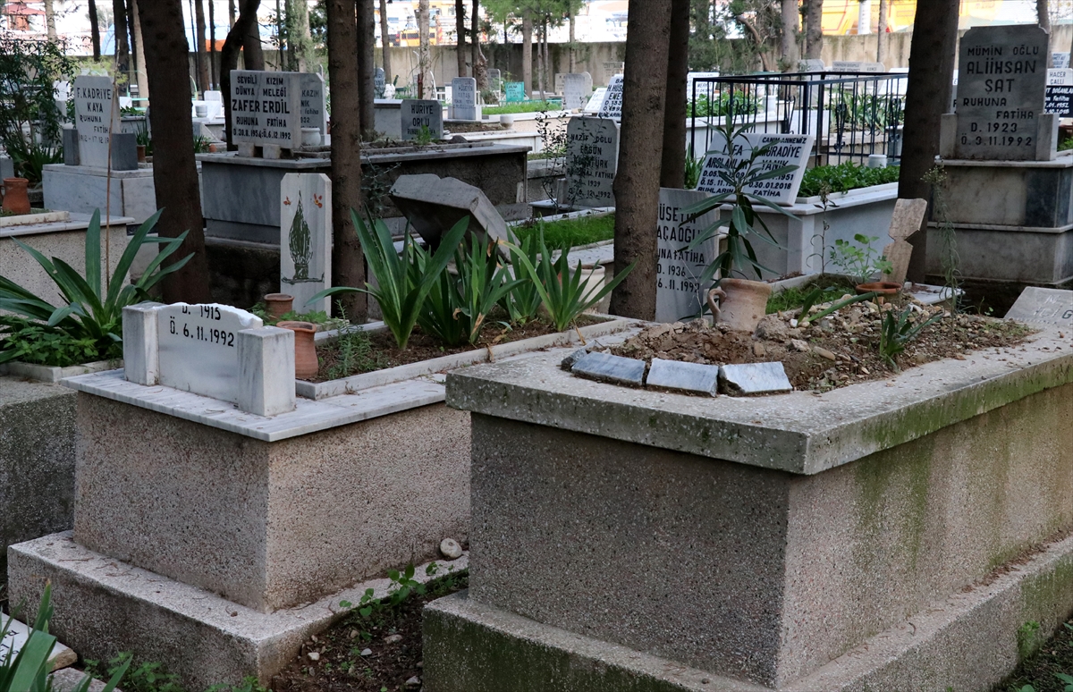 İzmir'de mezarlığa çirkin saldırı