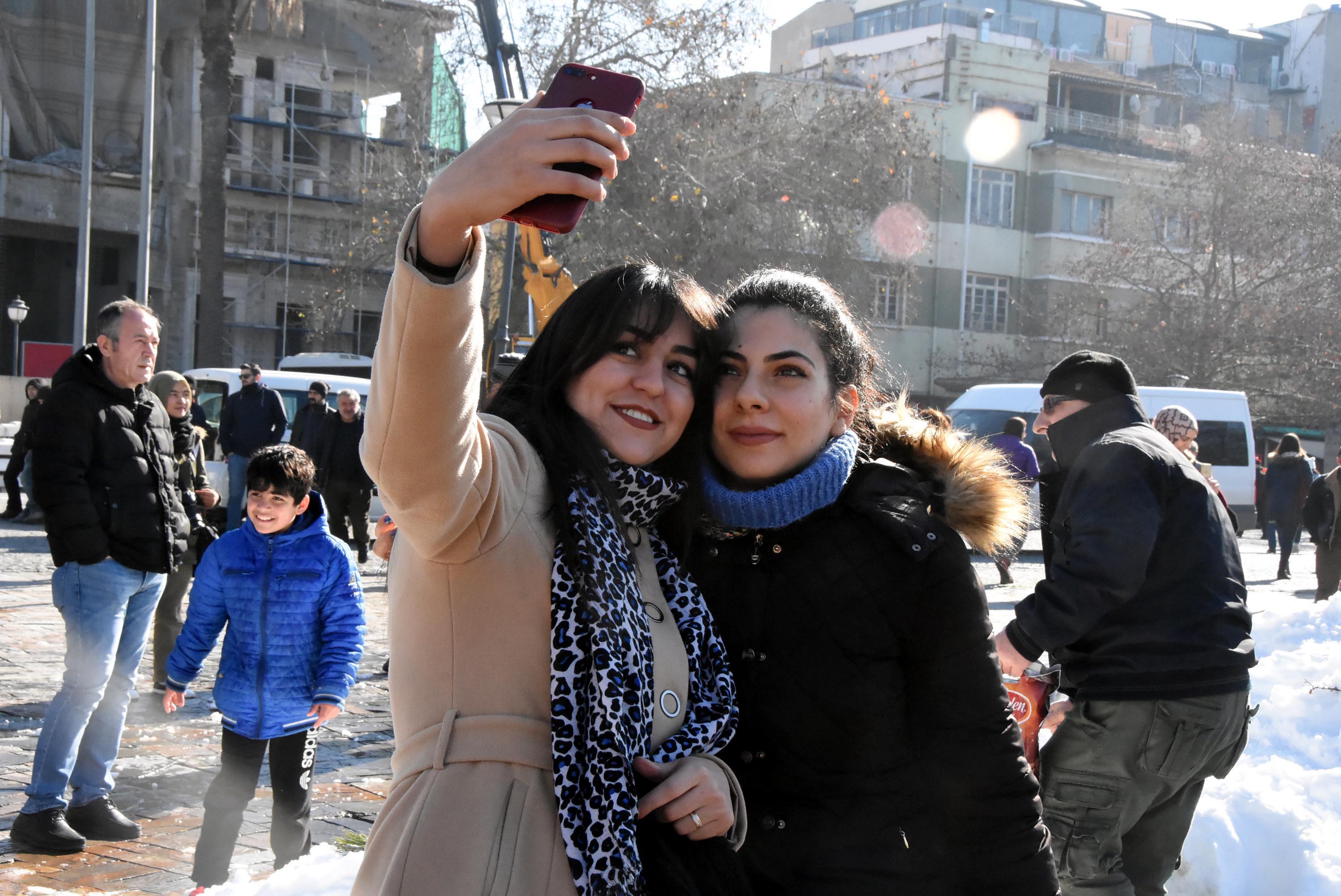 Konak Meydanı'nda kar sürprizi