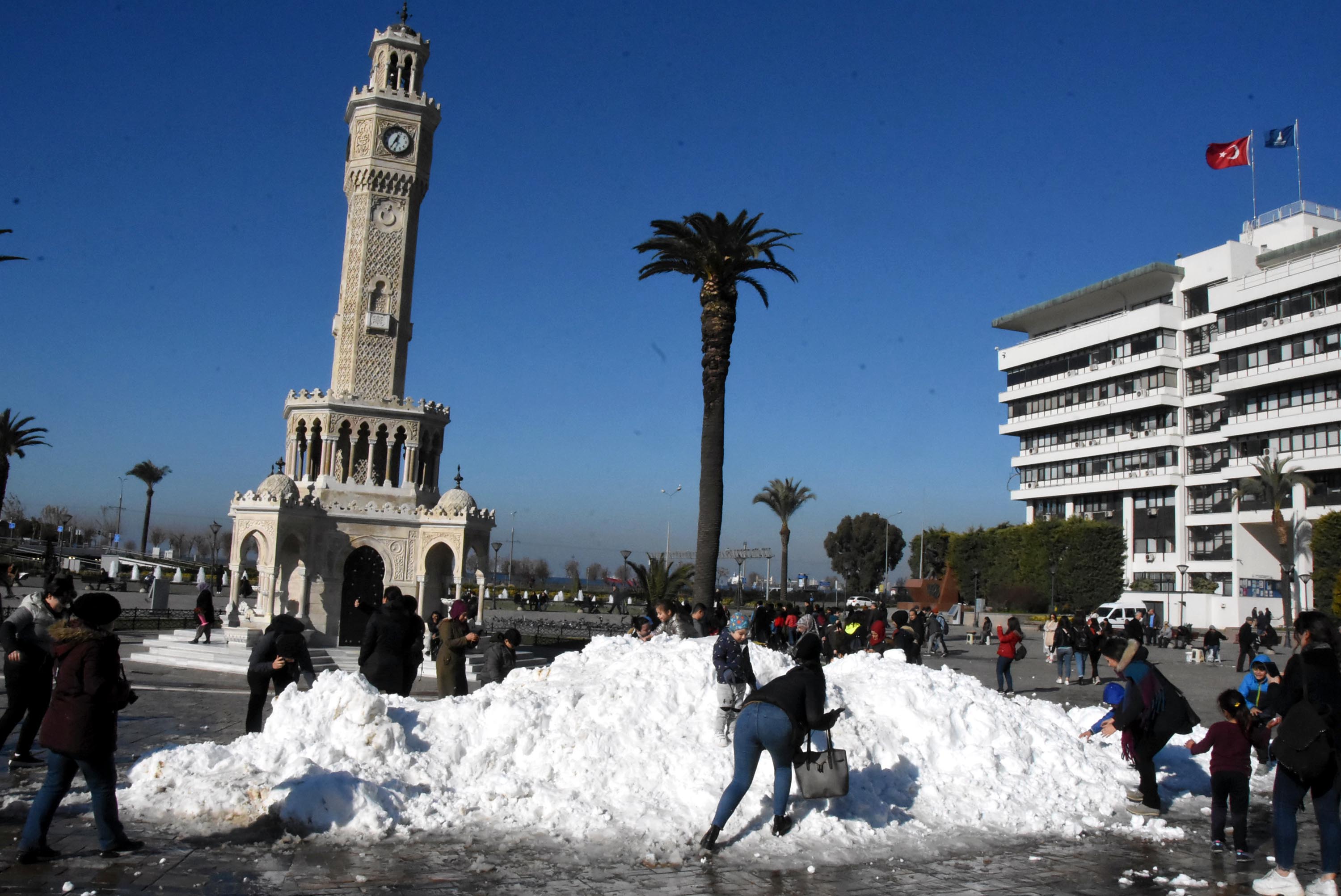 Konak Meydanı'nda kar sürprizi