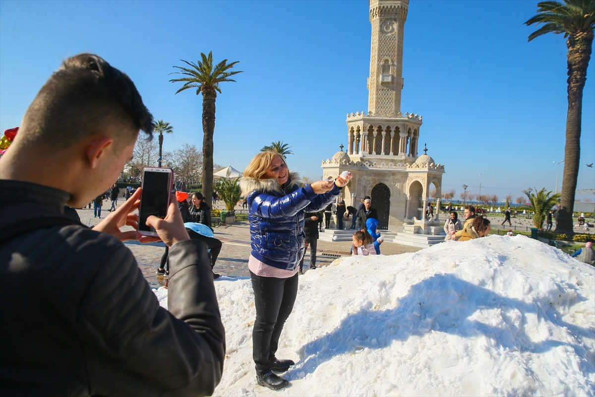 Konak Meydanı'nda kar sürprizi