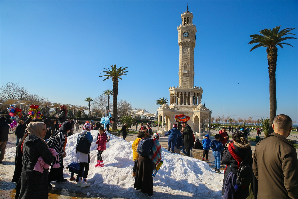 Konak Meydanı'nda kar sürprizi