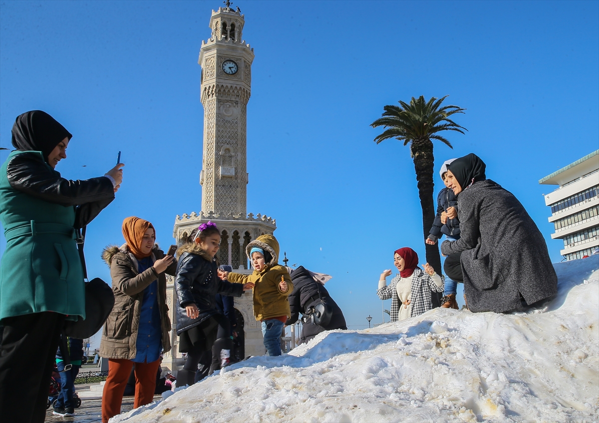 Konak Meydanı'nda kar sürprizi