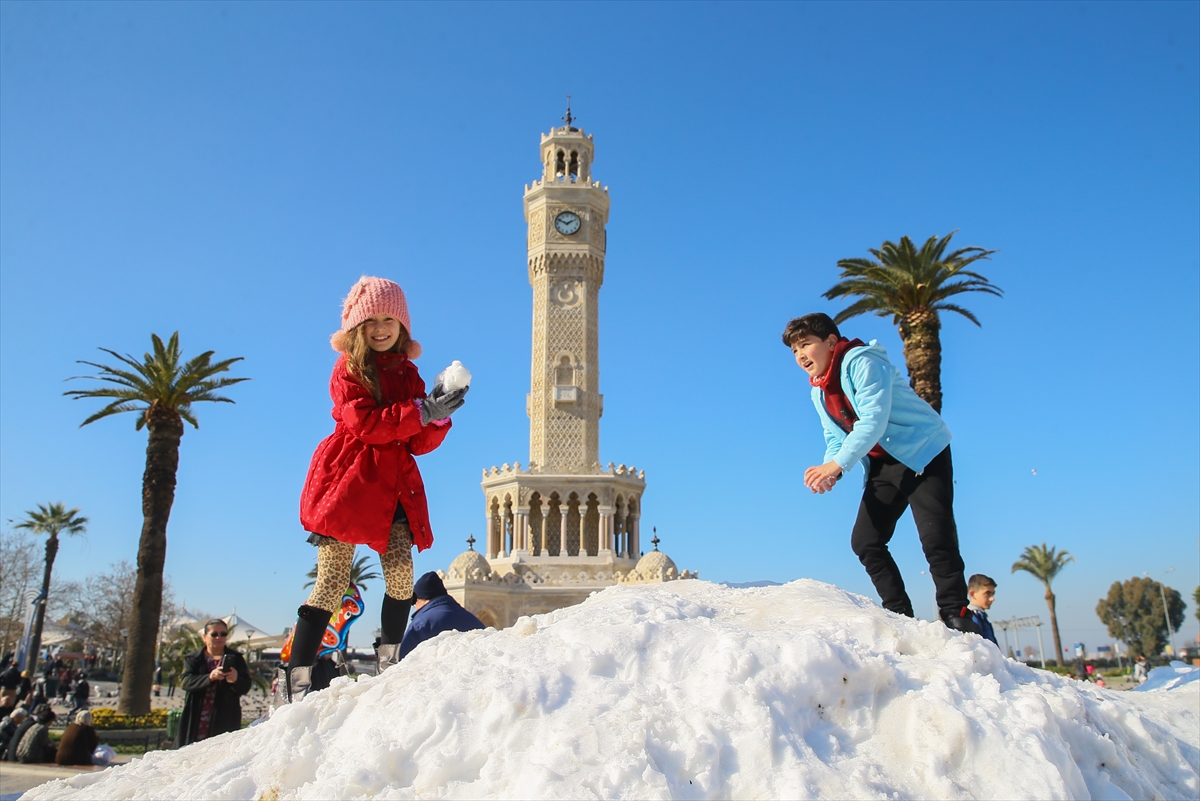 Konak Meydanı'nda kar sürprizi