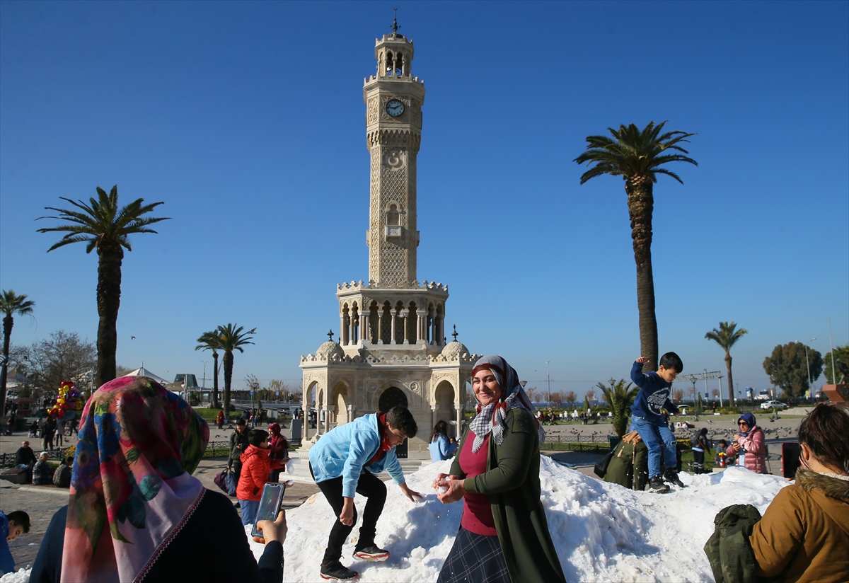 Konak Meydanı'nda kar sürprizi