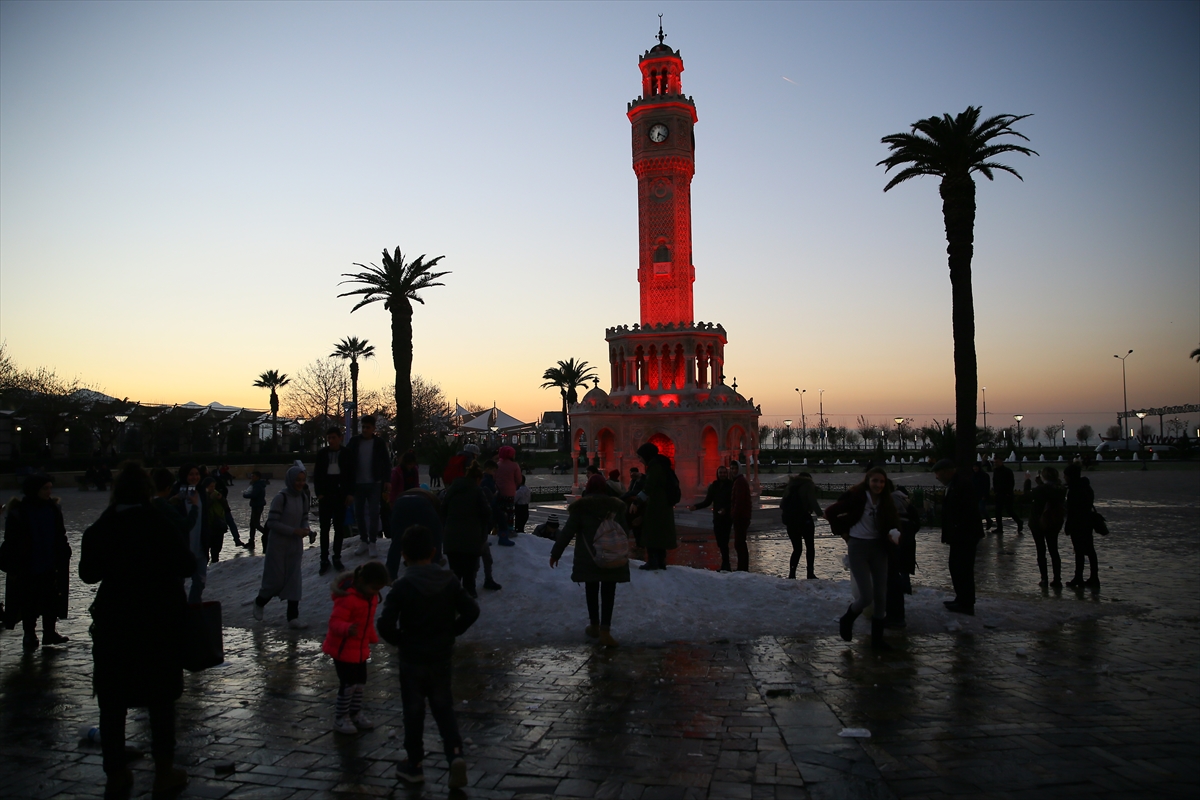 Konak Meydanı'nda kar sürprizi