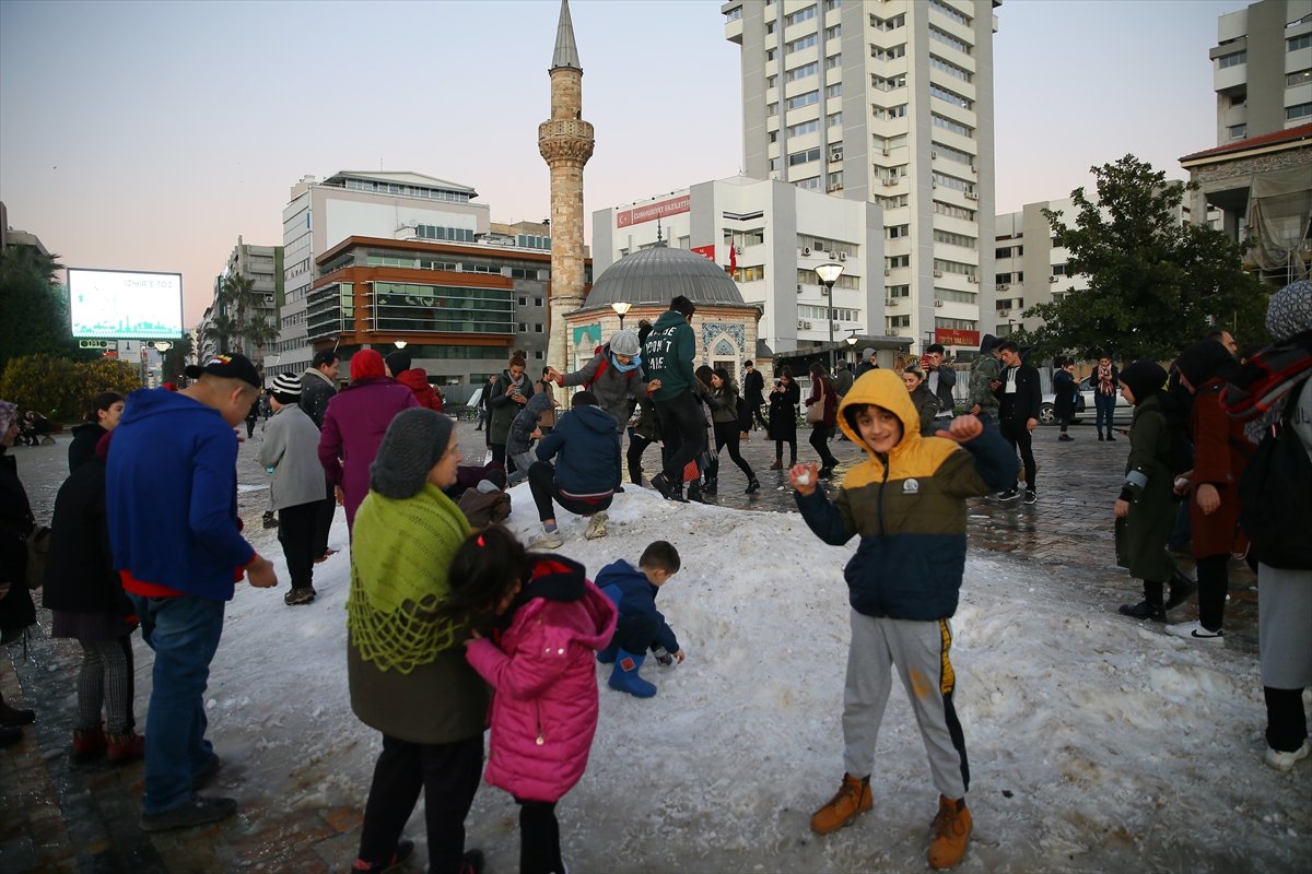 Konak Meydanı'nda kar sürprizi