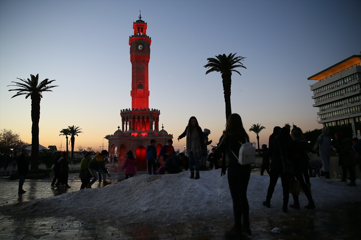 Konak Meydanı'nda kar sürprizi