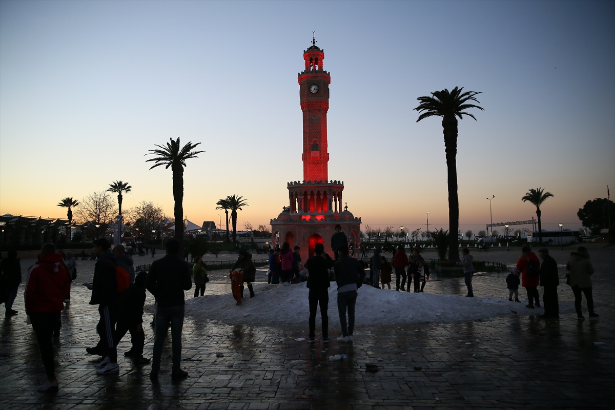 Konak Meydanı'nda kar sürprizi