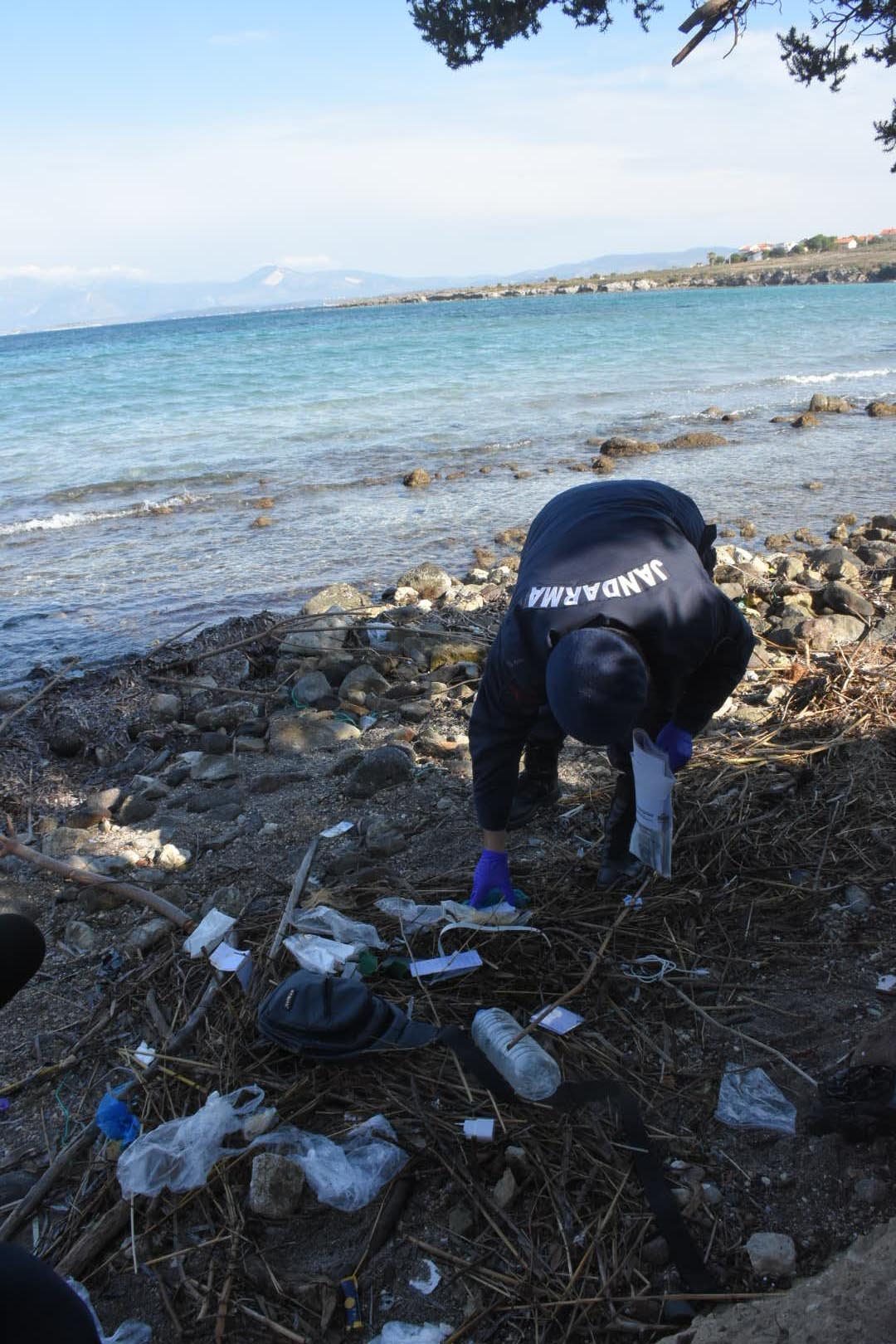 Çeşme'de tekne faciasında ölen çocuklardan geriye ayakkabıları kaldı