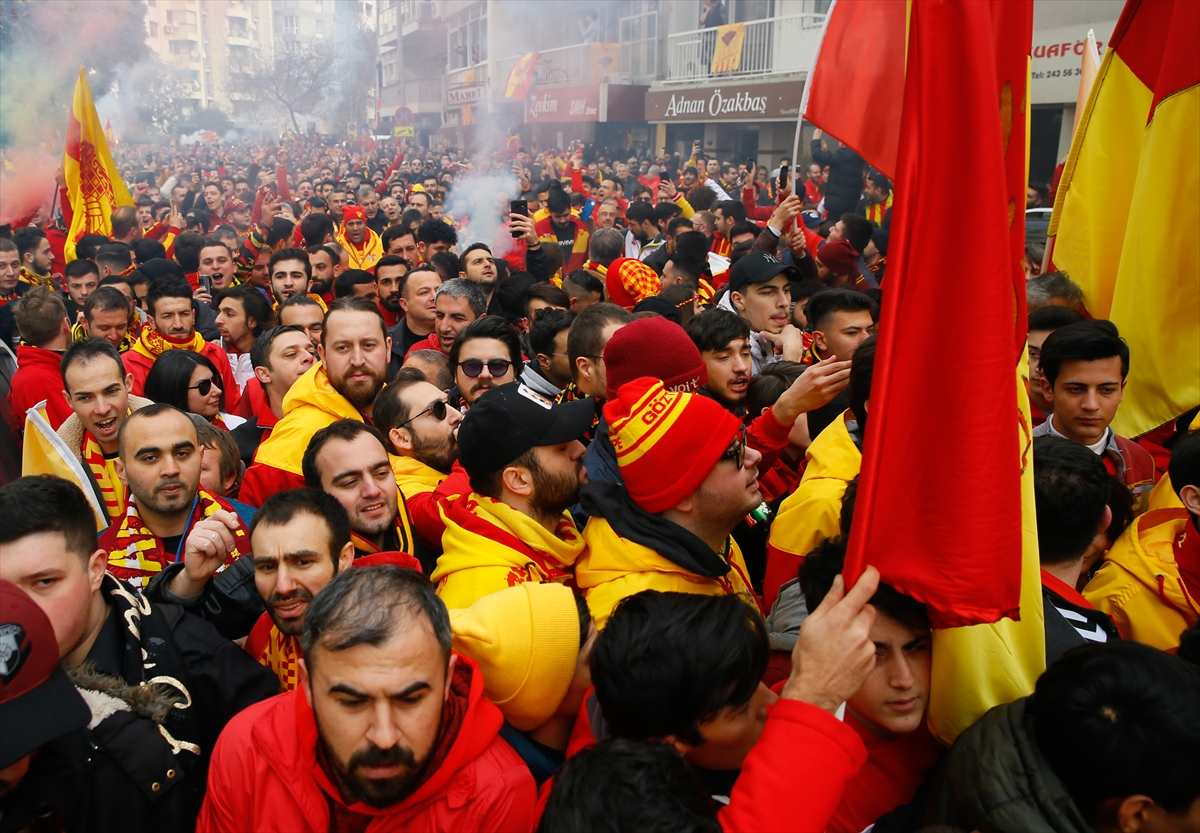 İzmir'de tarihi gün! Gürsel Aksel'de ilk maç