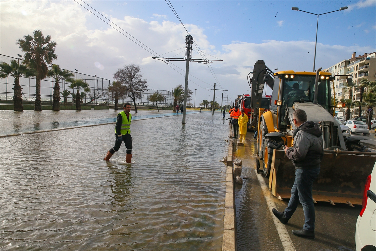 İzmir'de sağanak ve lodos hayatı olumsuz etkiliyor!