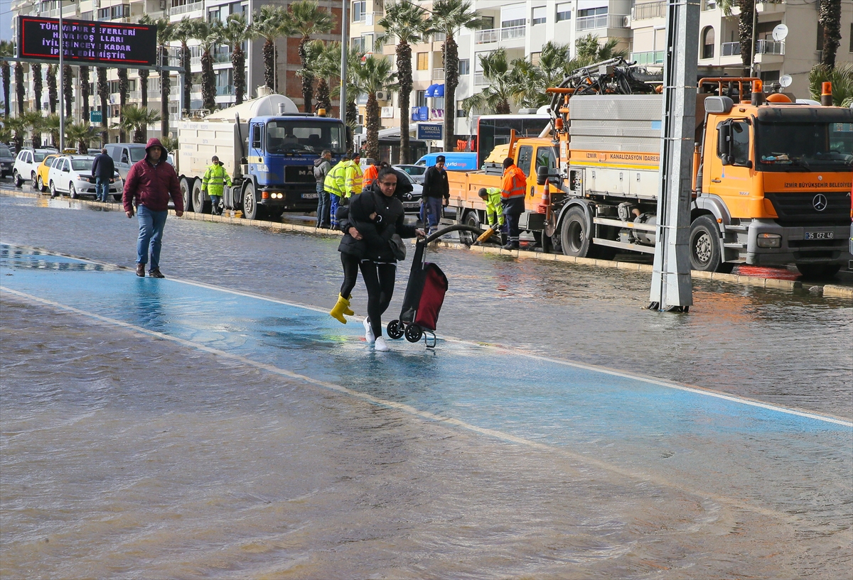 İzmir'de sağanak ve lodos hayatı olumsuz etkiliyor!