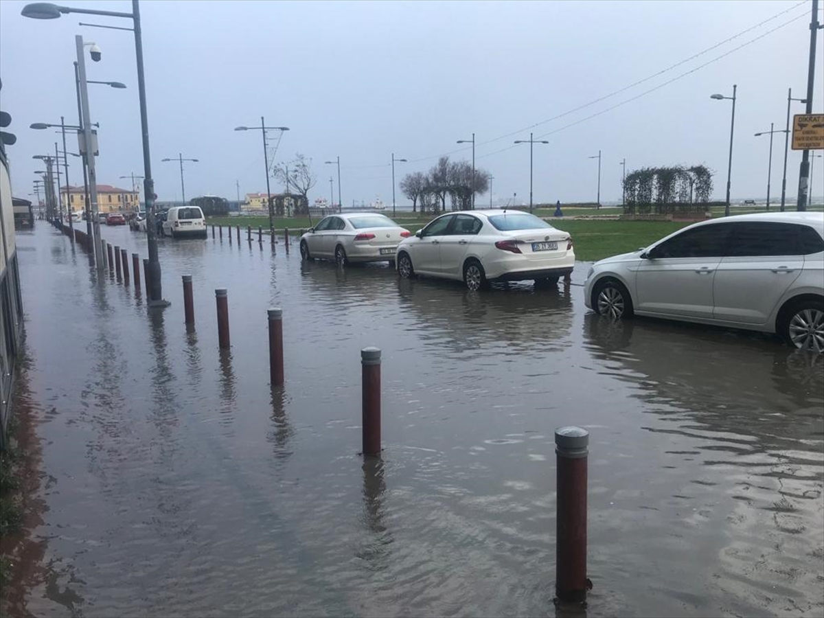 İzmir'de sağanak ve lodos hayatı olumsuz etkiliyor!