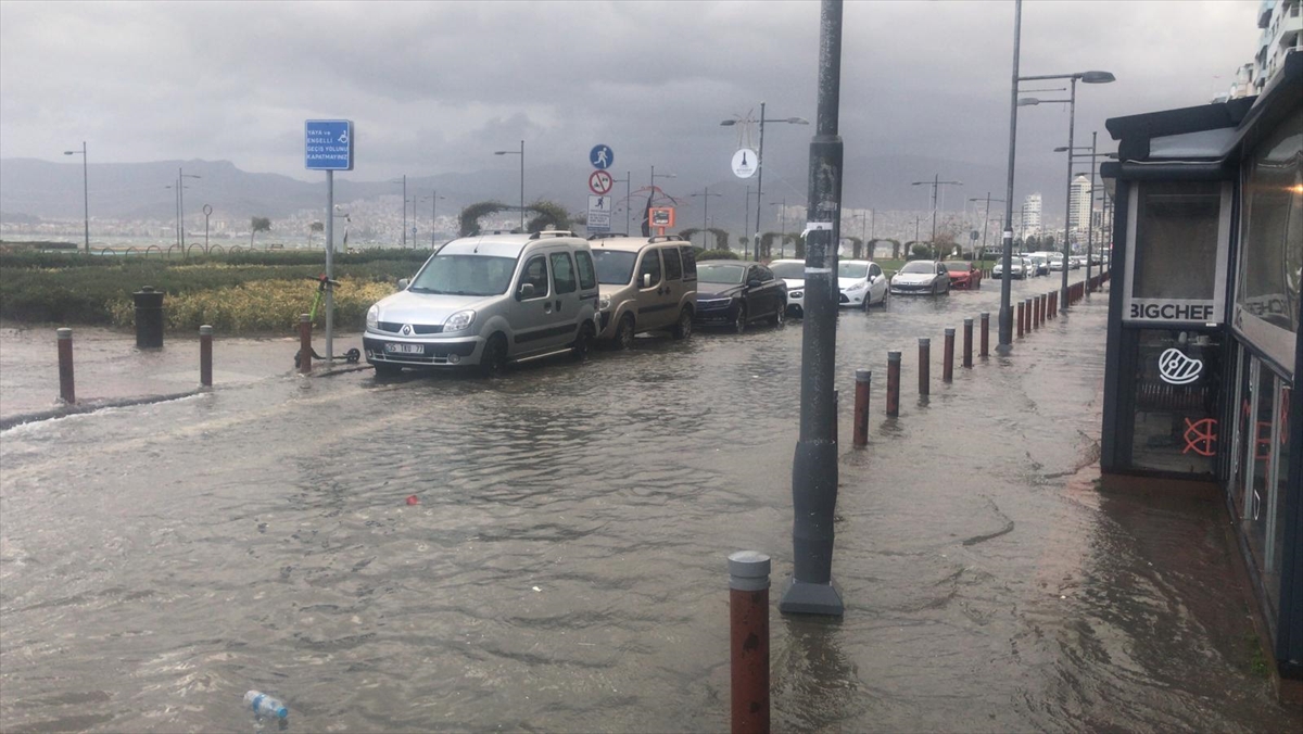 İzmir'de sağanak ve lodos hayatı olumsuz etkiliyor!