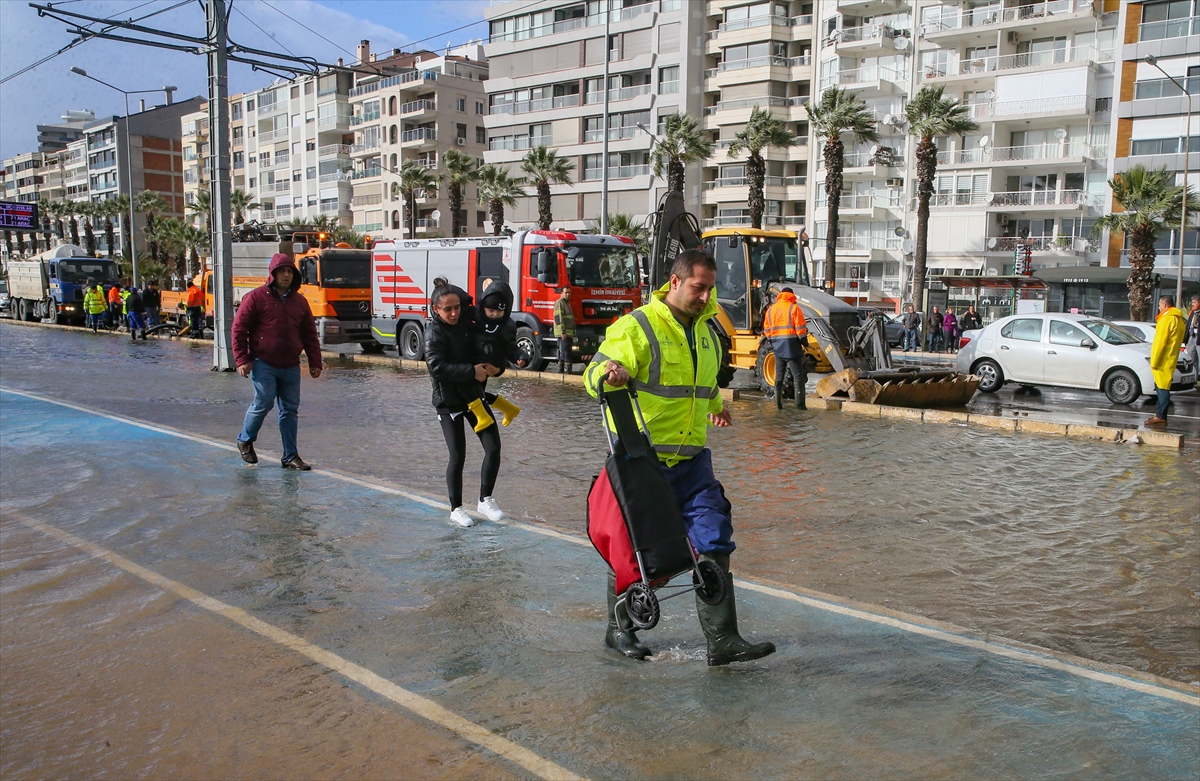 İzmir'de sağanak ve lodos hayatı olumsuz etkiliyor!