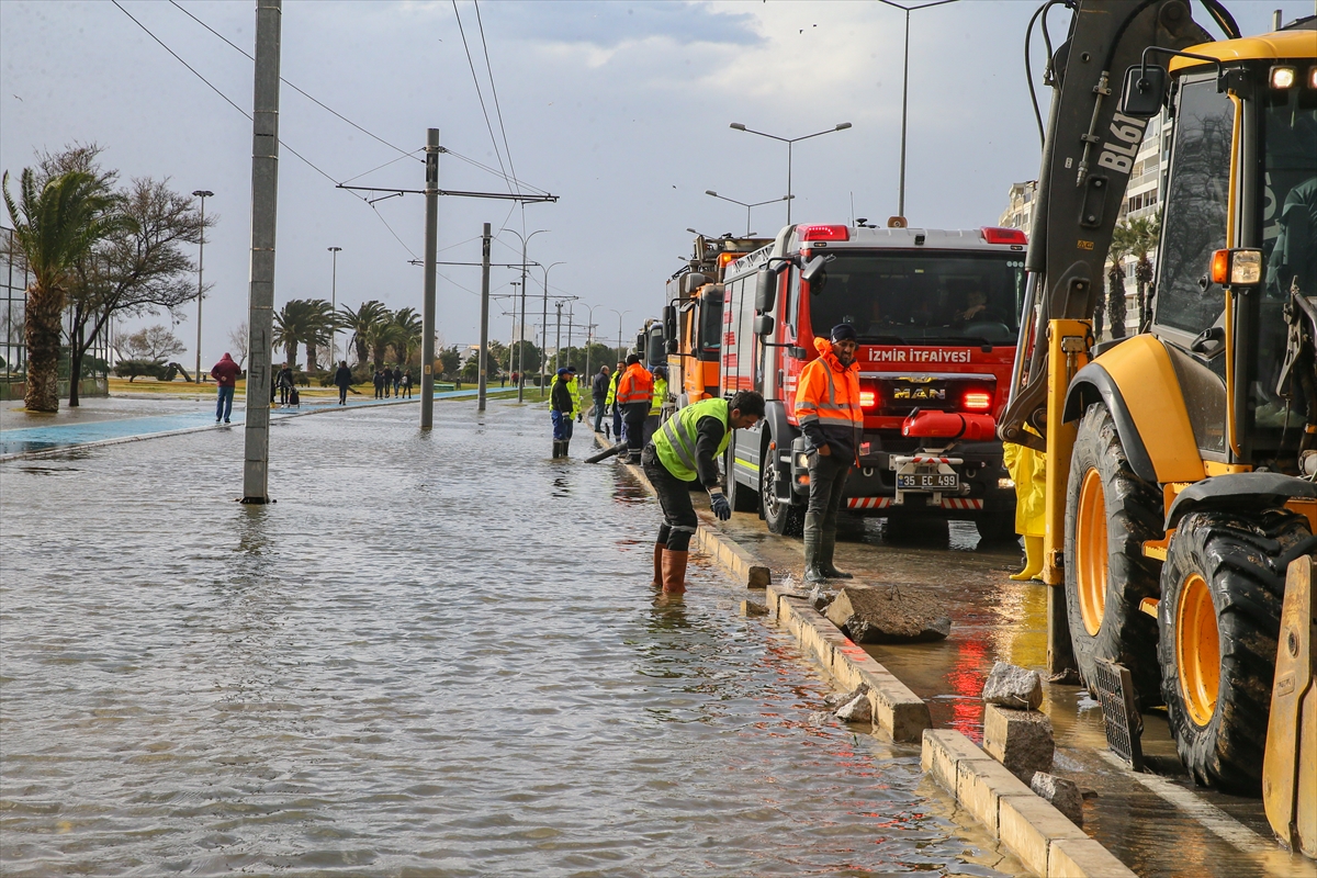 İzmir'de sağanak ve lodos hayatı olumsuz etkiliyor!