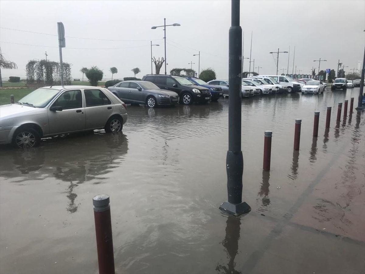 İzmir'de sağanak ve lodos hayatı olumsuz etkiliyor!