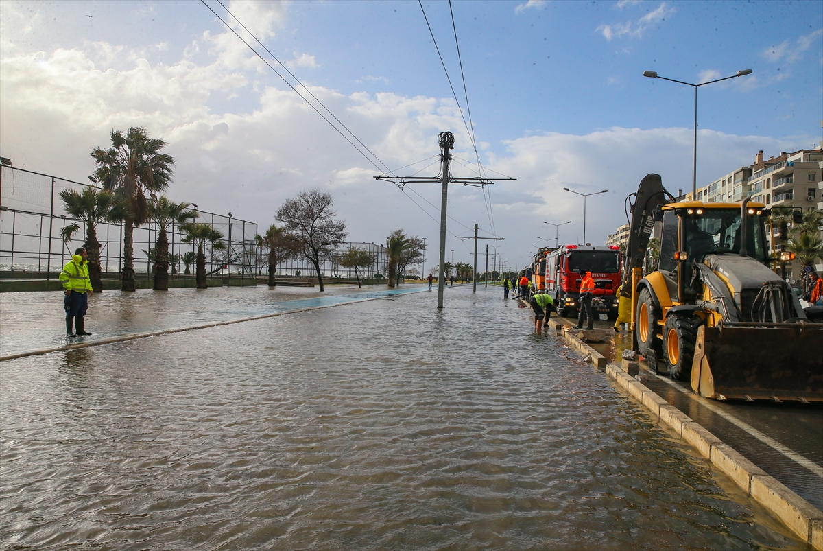 İzmir'de sağanak ve lodos hayatı olumsuz etkiliyor!