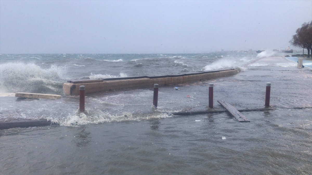 İzmir'de sağanak ve lodos hayatı olumsuz etkiliyor!