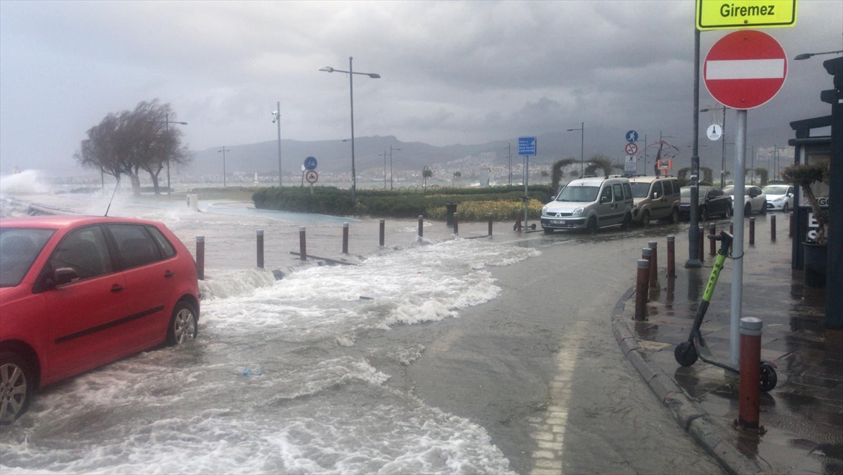 İzmir'de sağanak ve lodos hayatı olumsuz etkiliyor!