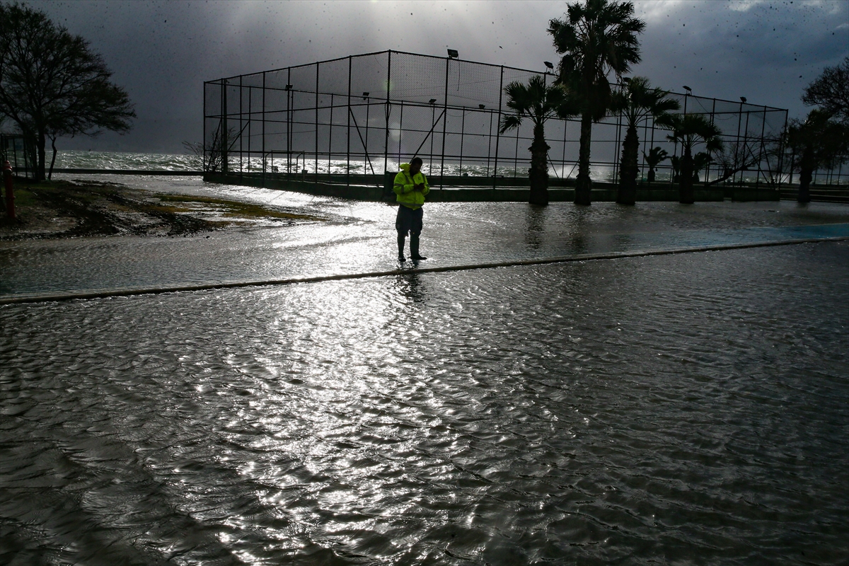 İzmir'de sağanak ve lodos hayatı olumsuz etkiliyor!