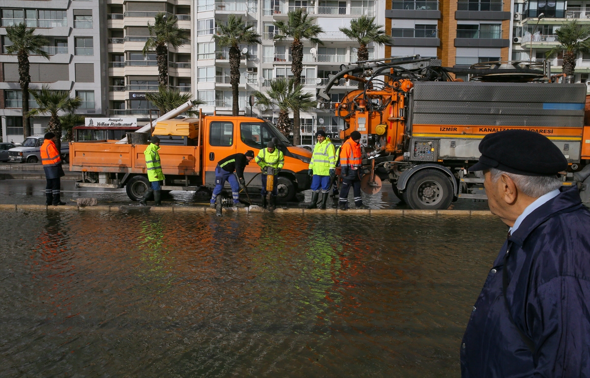 İzmir'de sağanak ve lodos hayatı olumsuz etkiliyor!