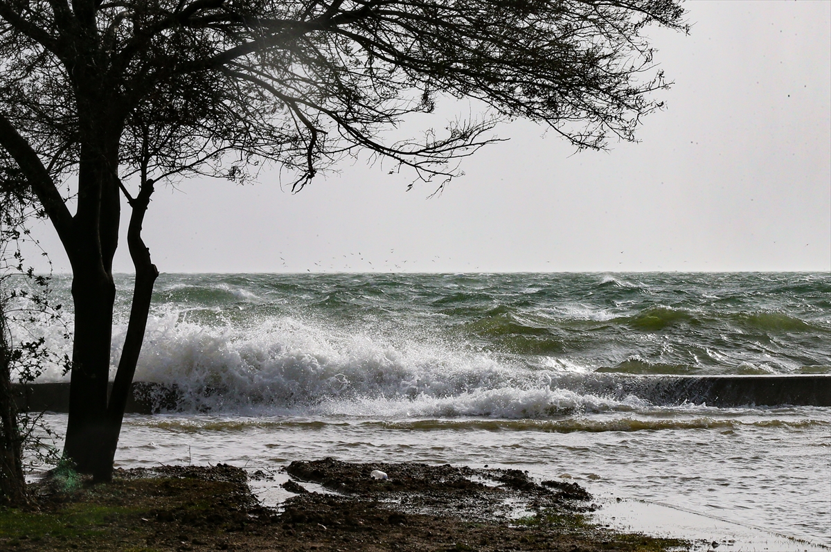 İzmir'de sağanak ve lodos hayatı olumsuz etkiliyor!