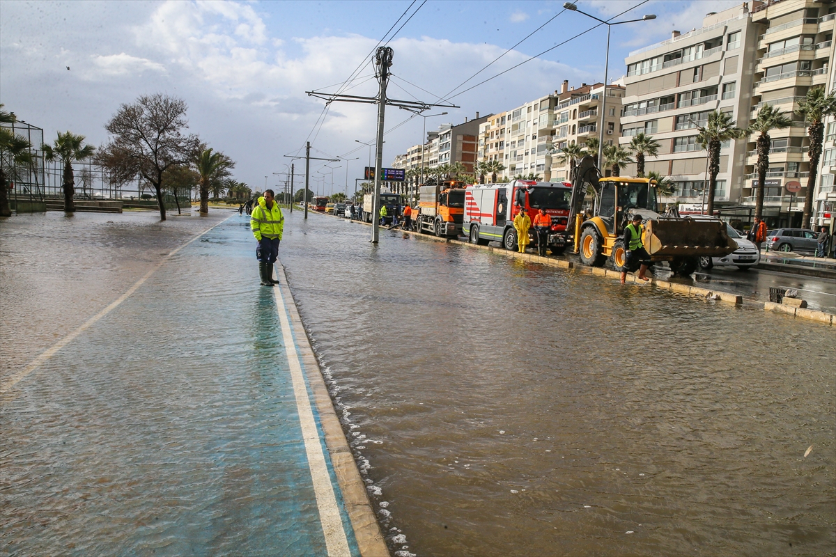 İzmir'de sağanak ve lodos hayatı olumsuz etkiliyor!