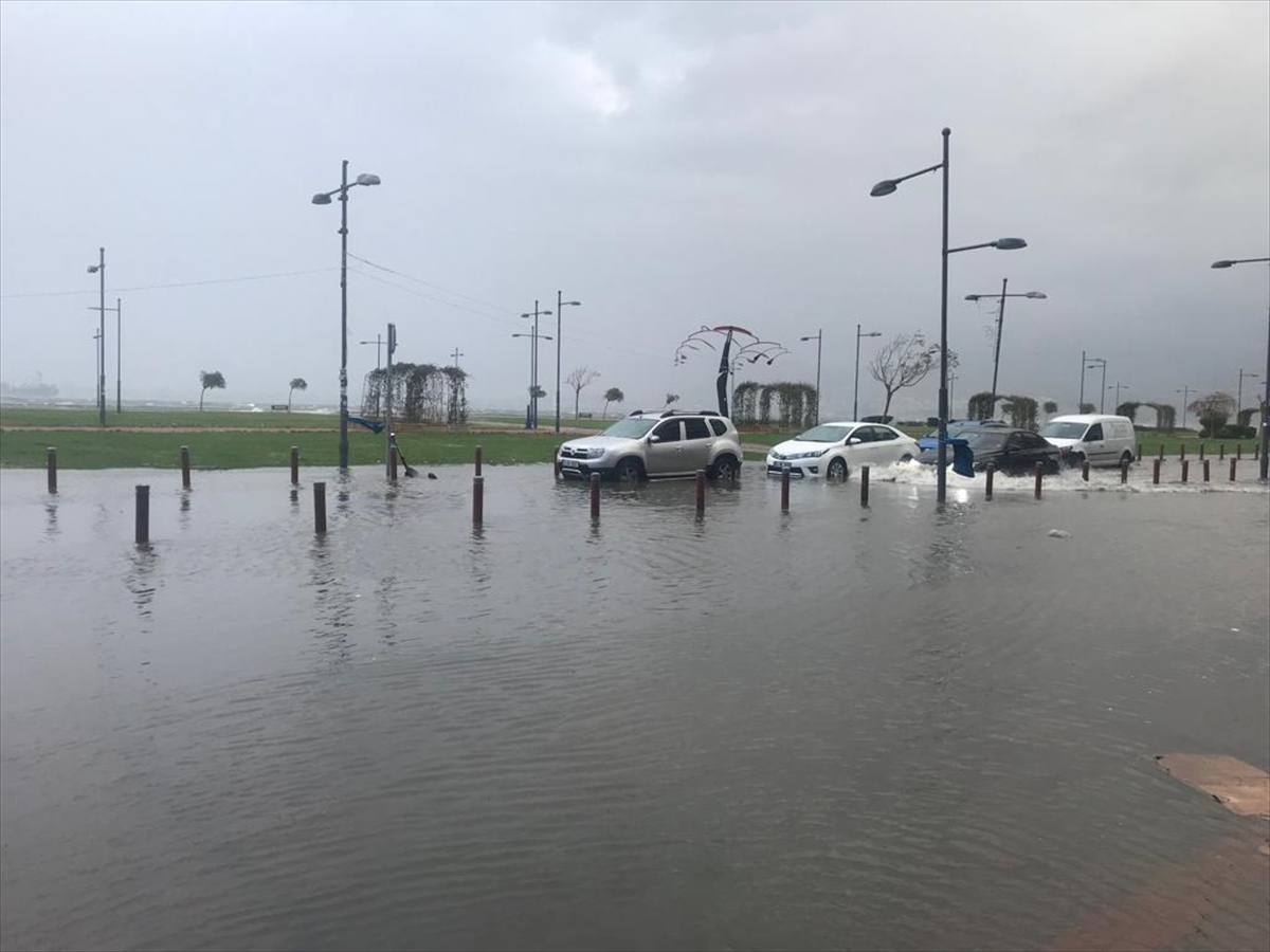 İzmir'de sağanak ve lodos hayatı olumsuz etkiliyor!