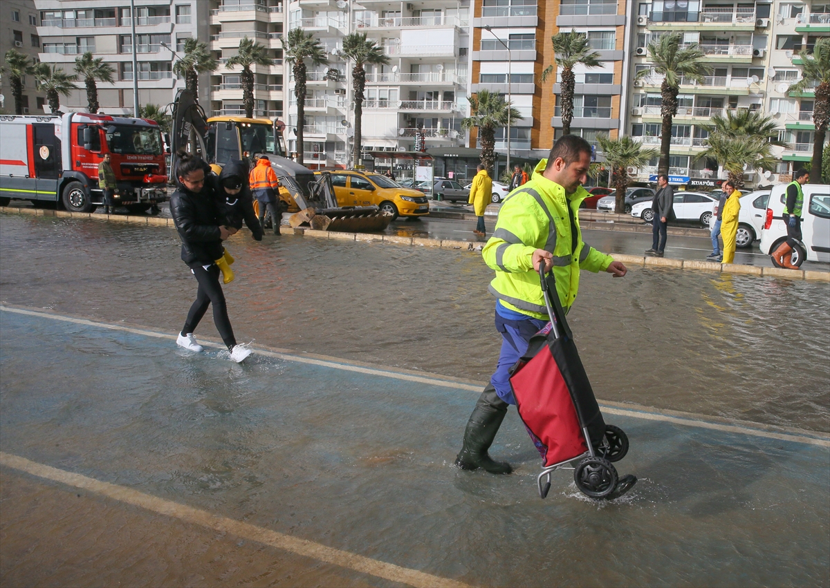 İzmir'de sağanak ve lodos hayatı olumsuz etkiliyor!