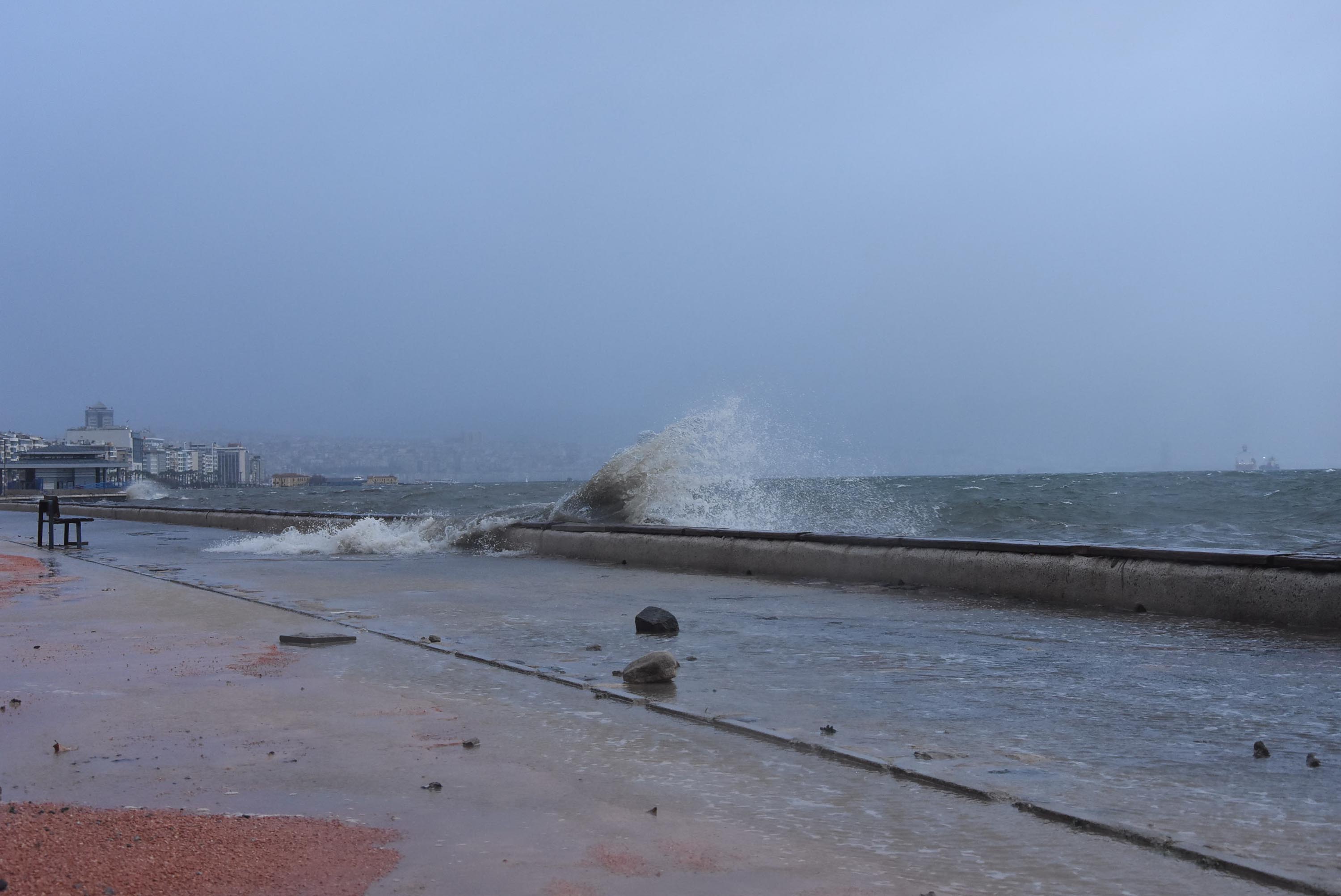 İzmir'de sağanak ve lodos hayatı olumsuz etkiliyor!