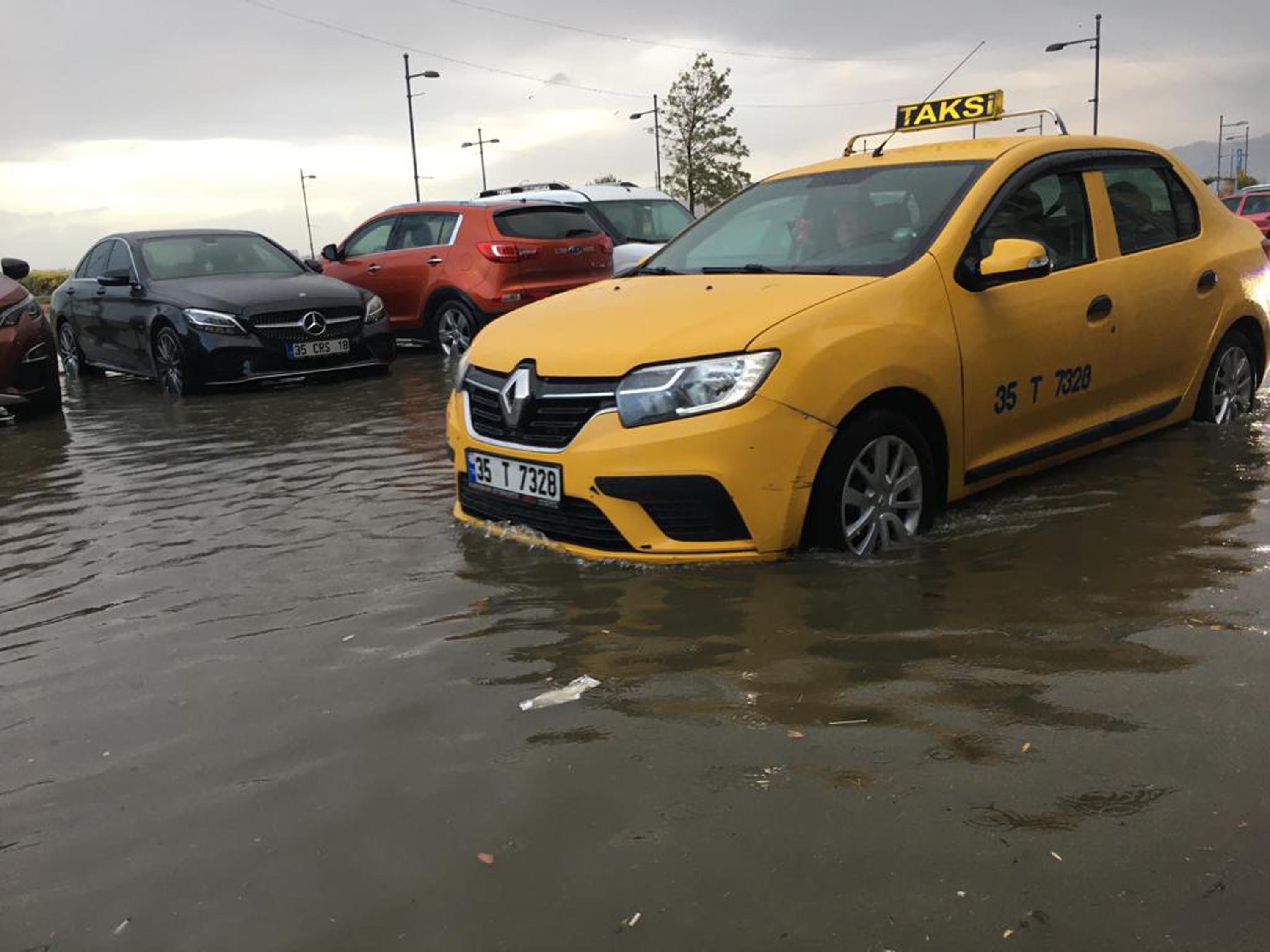 İzmir'de sağanak ve lodos hayatı olumsuz etkiliyor!