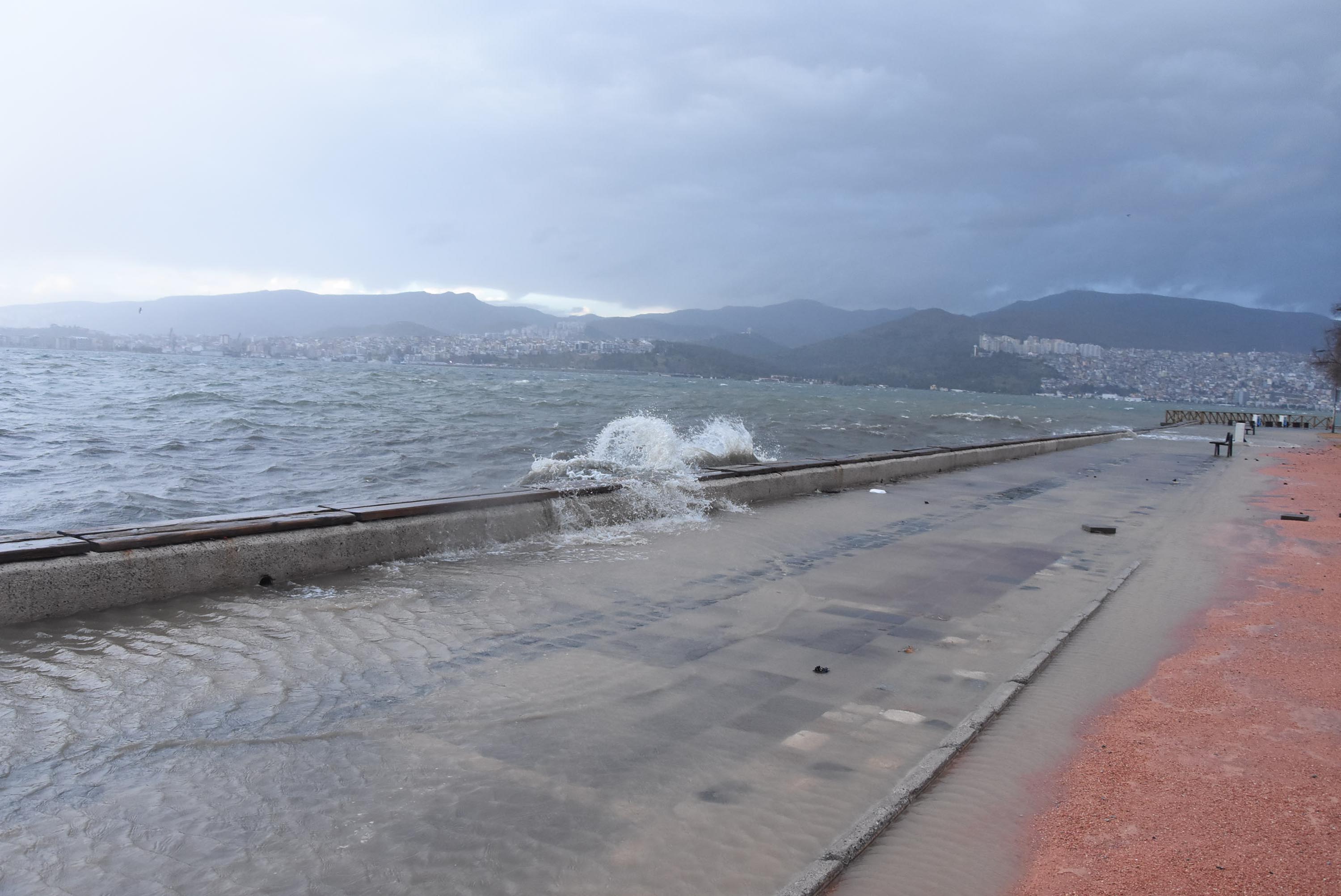 İzmir'de sağanak ve lodos hayatı olumsuz etkiliyor!