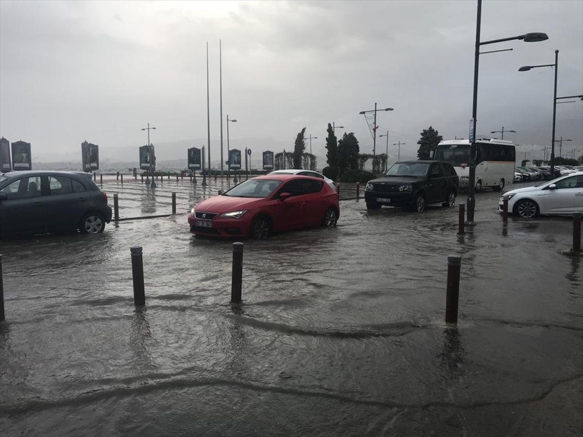 İzmir'de sağanak ve lodos hayatı olumsuz etkiliyor!