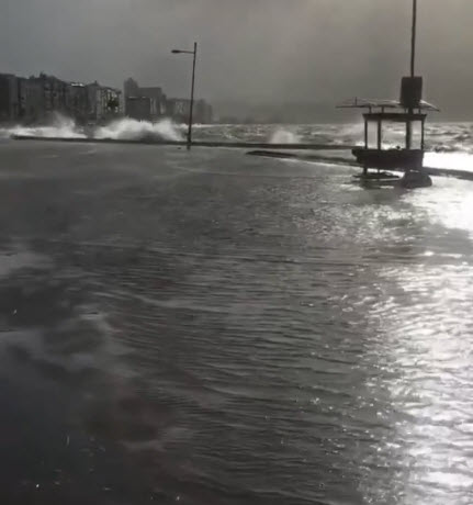 İzmir'de sağanak ve lodos hayatı olumsuz etkiliyor!